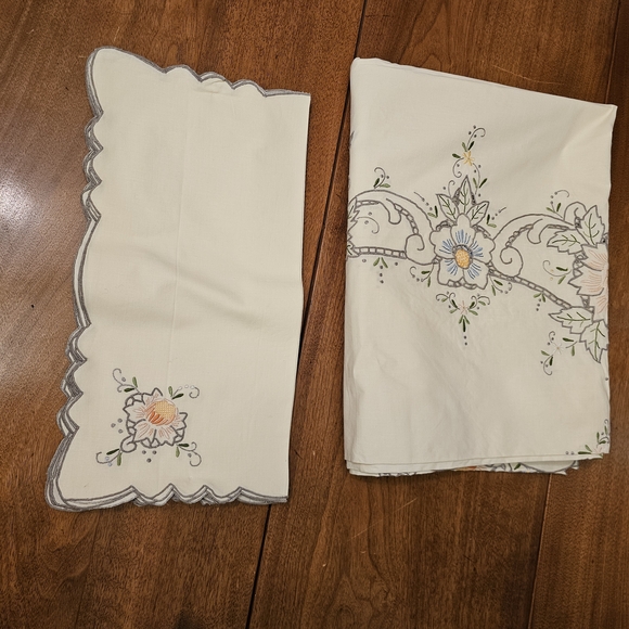 Floral Embroidered Tablecloth - Cream and Multicolor - Picture 8 of 10